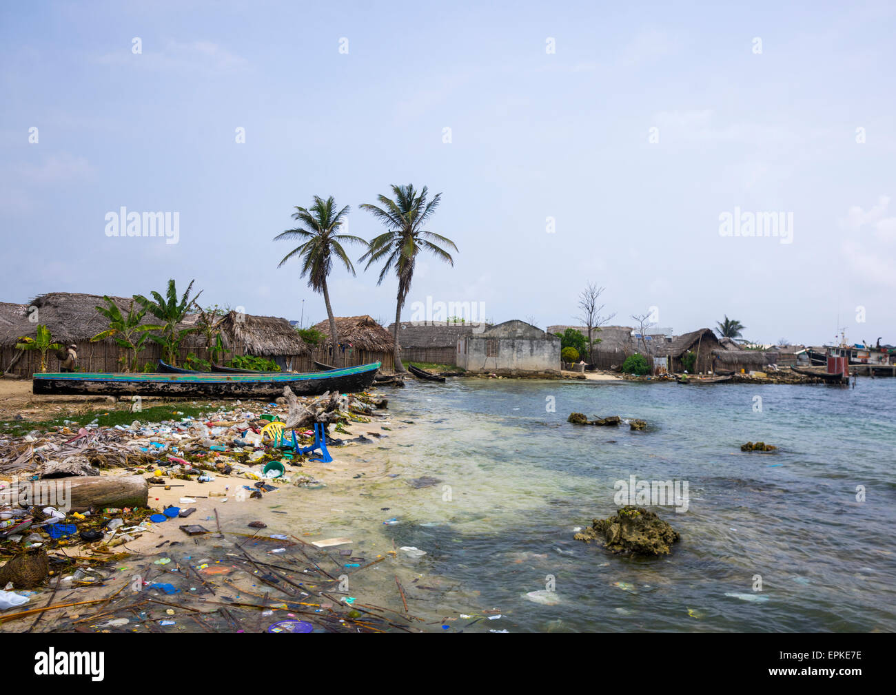 Panama, San Blas Islands, Mamitupu, Pollution On The Banks Of A Kuna Indian Village Stock Photo