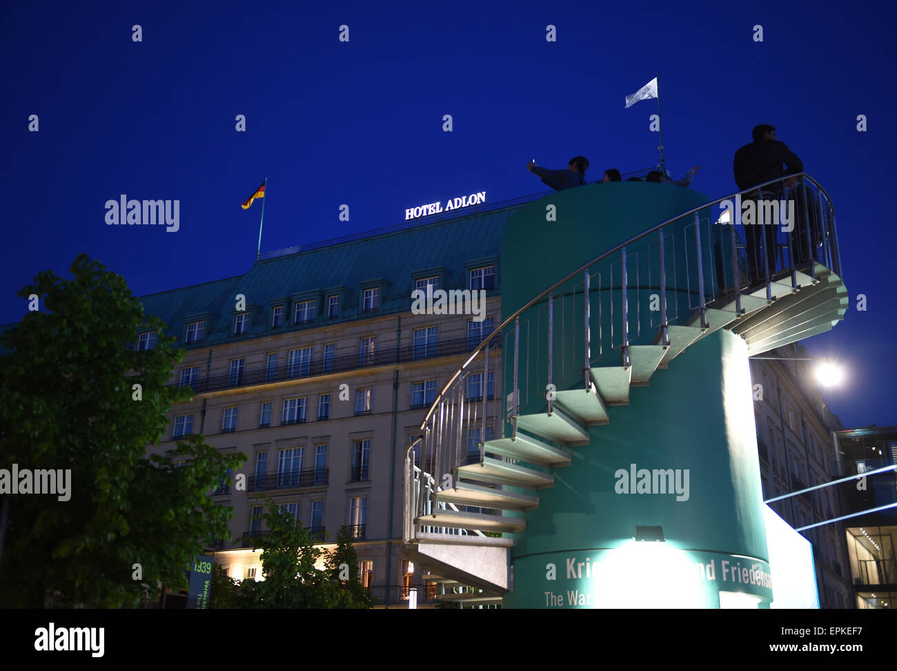 Berlin, Germany. 07th May, 2015. An accessible pavilion that is part of the exhibition 'May 45 - Spring in Berlin' on the Pariser Platz in front of the Hotel Adlon in Berlin, Germany, 07 May 2015. Historical pictures that were taken in 1945 at the same locations remind of the destructions and the End of World War Two 70 years ago on 08 May. Photo: Jens Kalaene/dpa/Alamy Live News Stock Photo