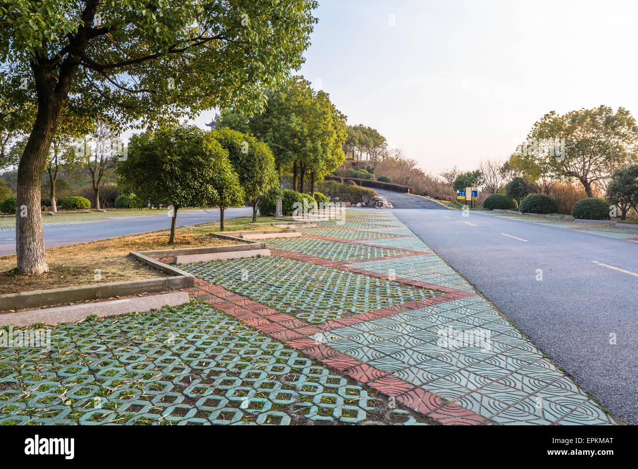 Empty parking lot and blue sky hi-res stock photography and images - Alamy