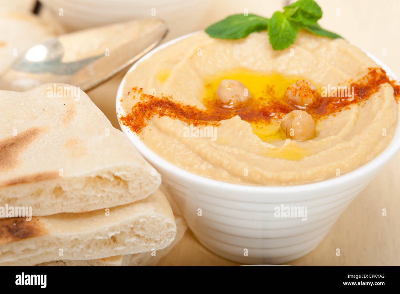 Hummus pita hi-res stock photography and images - Alamy