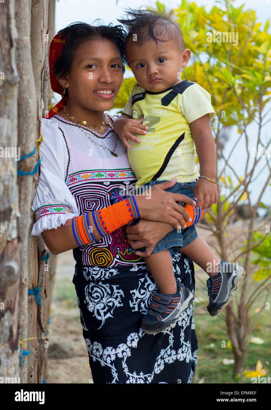 Panama San Blas Islands Mamitupu Portrait Of Kuna Tribe Mother Holding Her Baby Stock Photo Alamy