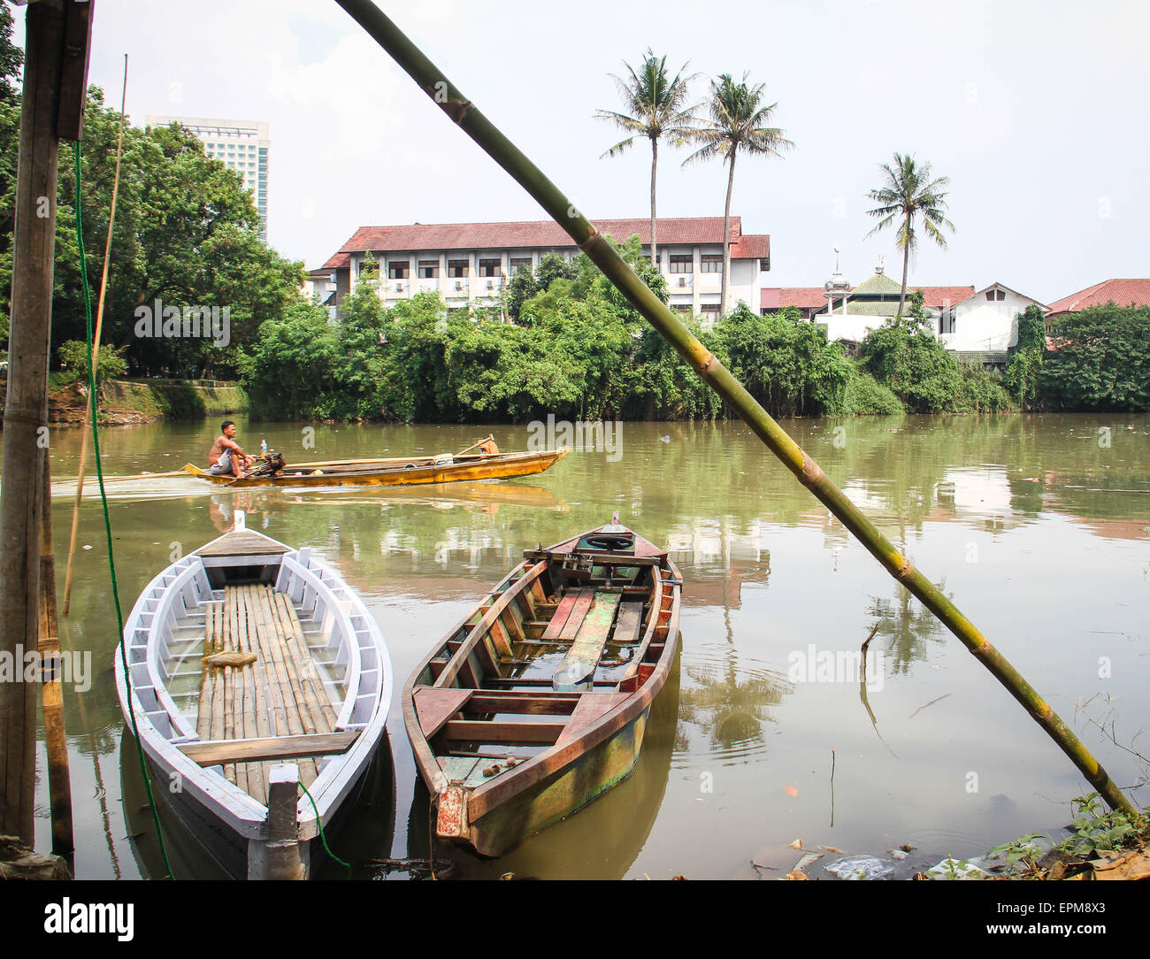 Tangerang, Indonesia. 18th July, 2014. A man passing by with canoe is looking for Silkworm (Tubifex), at Cisadane River, Gocap Land, Tangerang. Within a day, the average worker fell into the river 1-2 times to search for Silk Worm. © Garry Andrew Lotulung/Pacific Press/Alamy Live News Stock Photo