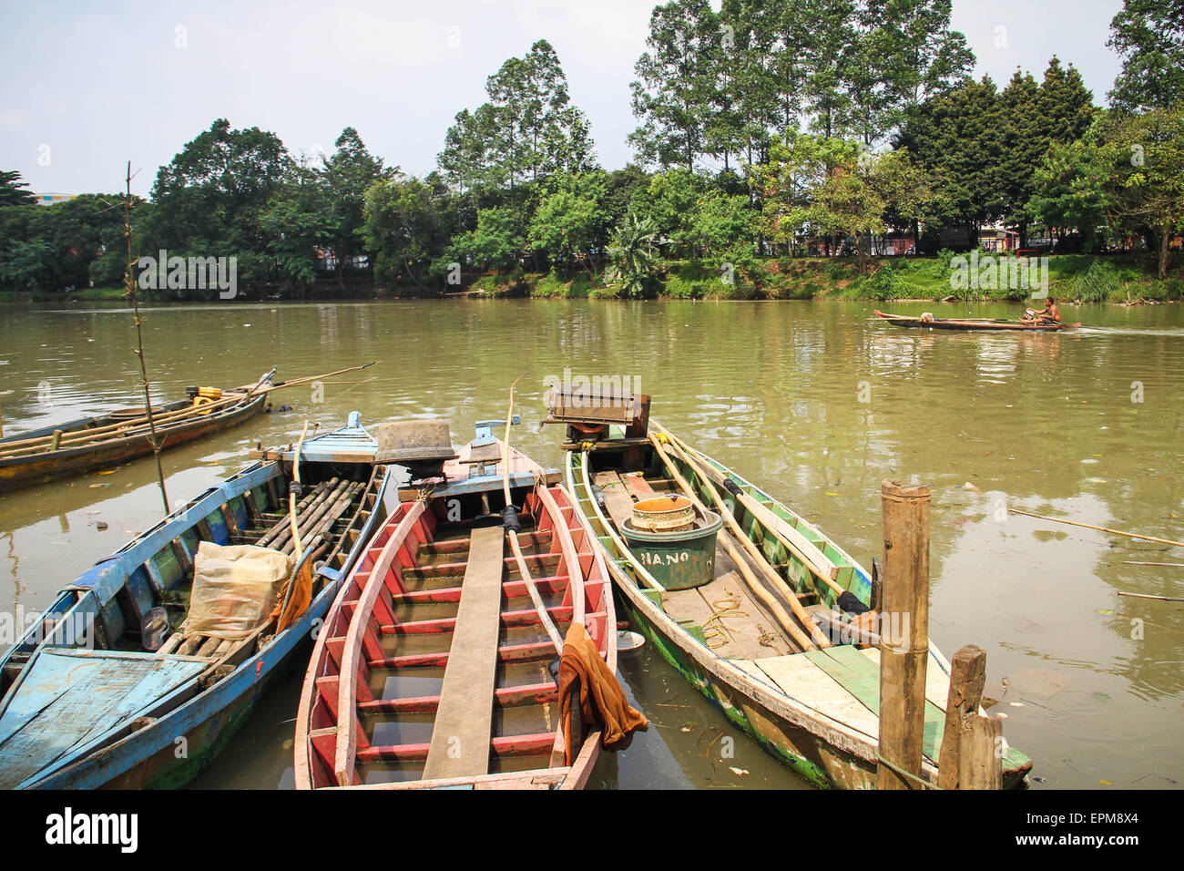 Tangerang, Indonesia. 18th July, 2014. A man passing by with canoe is looking for Silkworm (Tubifex), at Cisadane River, Gocap Land, Tangerang. Within a day, the average worker fell into the river 1-2 times to search for Silk Worm. © Garry Andrew Lotulung/Pacific Press/Alamy Live News Stock Photo