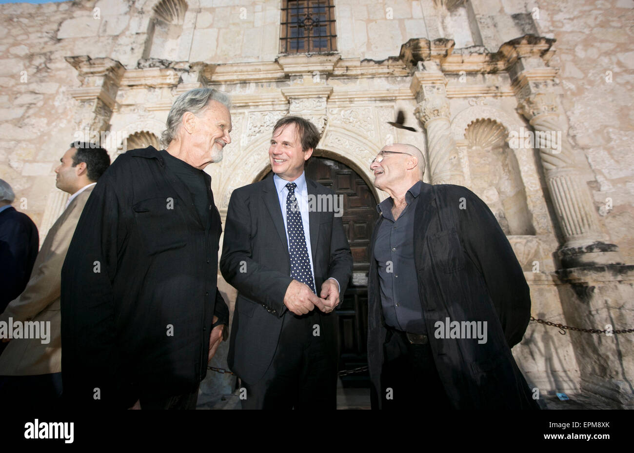 Bill Paxton and Kris Kristofferson together with singer Phil Collins in front of the Alamo in San Antonio, Texas Stock Photo