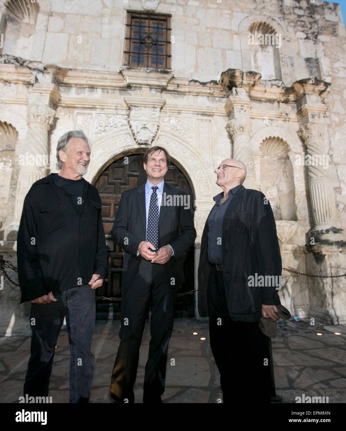 Bill Paxton and Kris Kristofferson together with singer Phil Collins in front of the Alamo in San Antonio, Texas Stock Photo