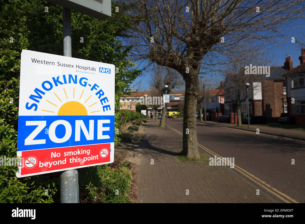 Hospital smoking-free zone sign at entrance to hospital Stock Photo