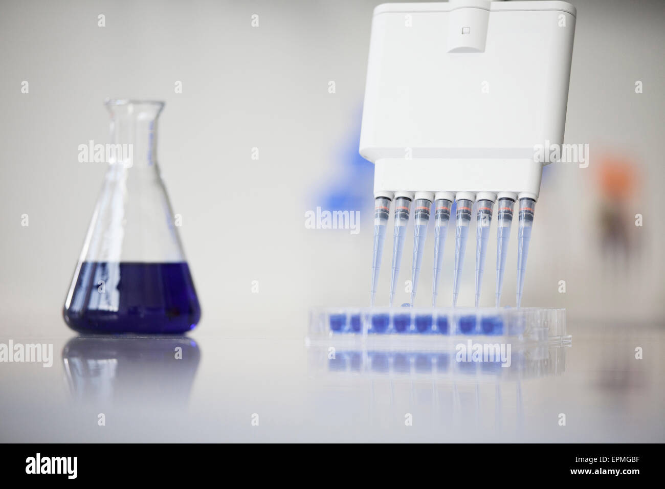 Erlenmeyer flask hires stock photography and images Alamy