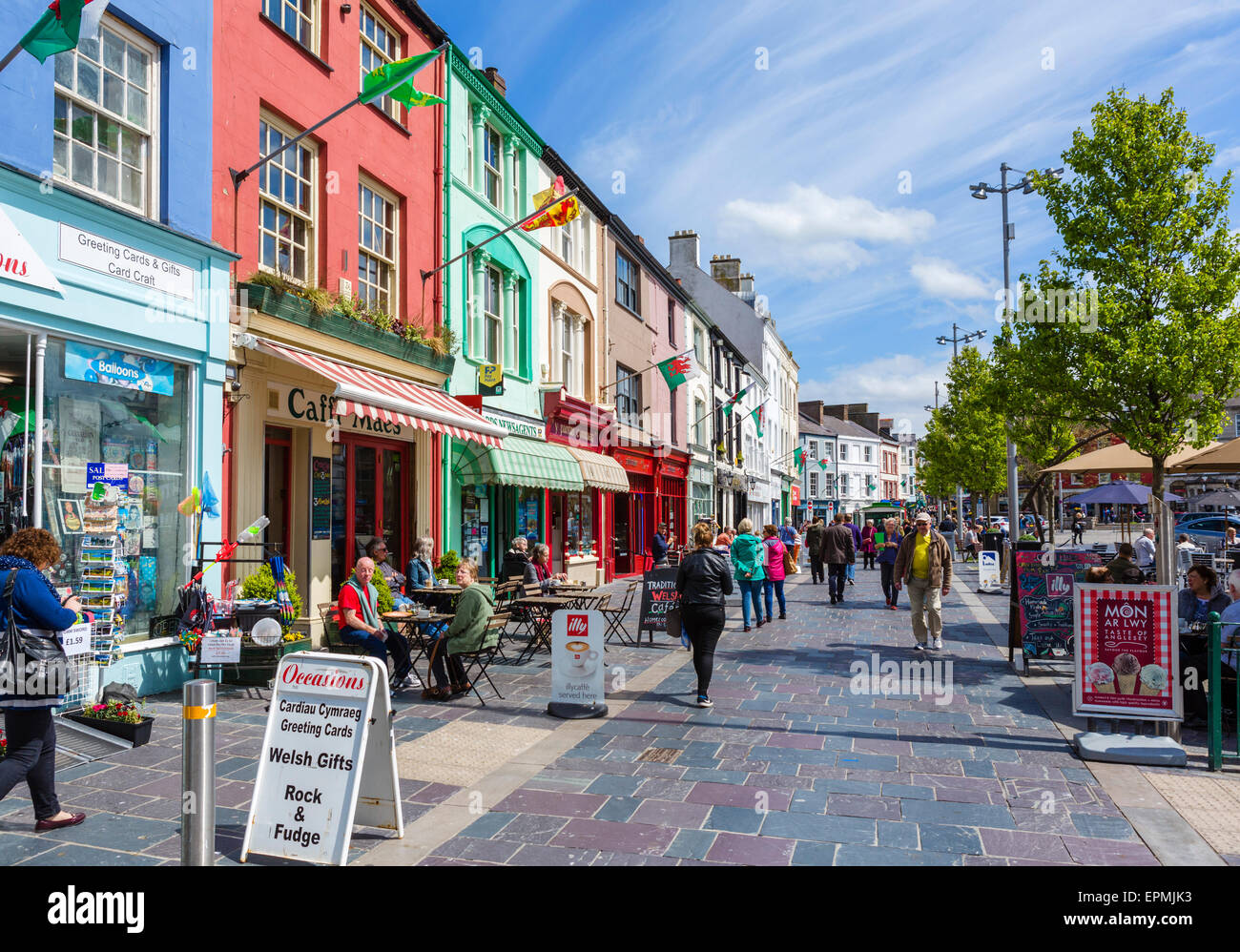 Shops, pubs and cafes on Castle Square, Caernarfon, Gwynedd, Wales, UK Stock Photo