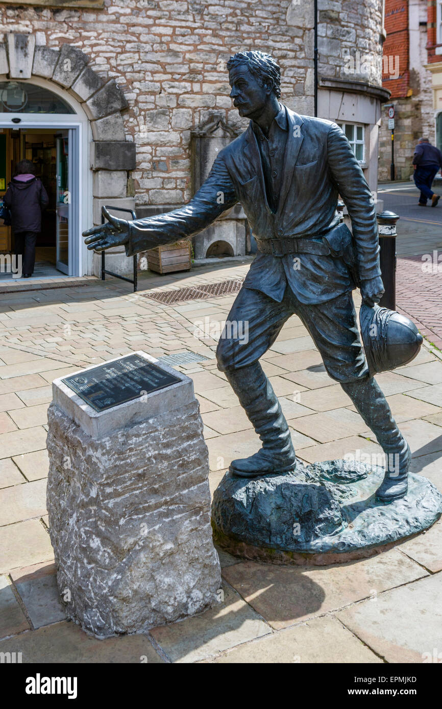 'Dr Livingstone I Presume', Nick Elphick's 2010 statue of  explorer Sir Henry Morton Stanley, High Street, Denbigh, Wales, UK Stock Photo