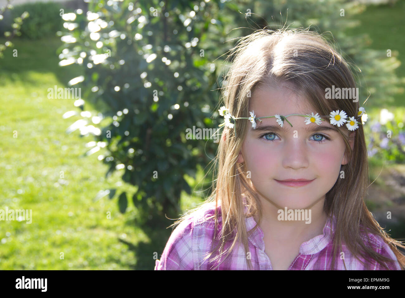 Portrait of little girl wearing floral wreath of daisys Stock Photo - Alamy