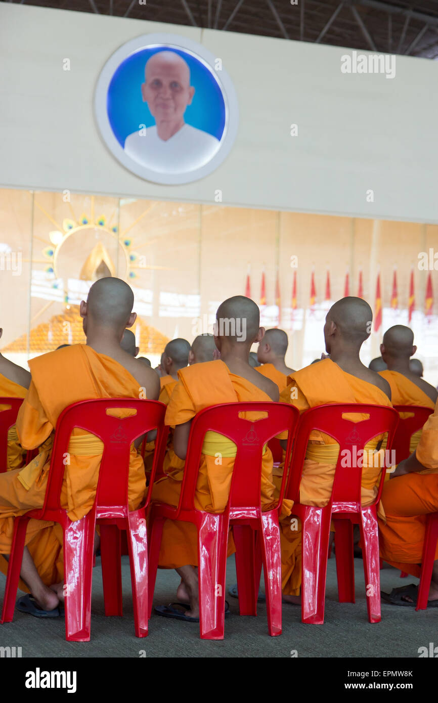 monks pray at the Wat Phra Dhammakaya Stock Photo