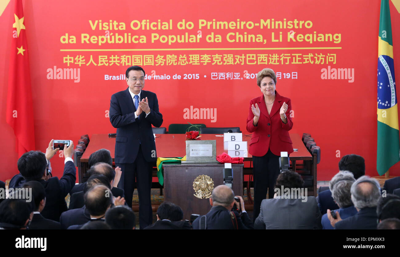 Brasilia, Brazil. 19th May, 2015. Chinese Premier Li Keqiang (L) and Brazilian President Dilma Rousseff attend a video ground-breaking ceremony for the ultra-high voltage electricity transmission project in the Belo Monte hydroelectric dam, in Brasilia, capital of Brazil, May 19, 2015. In February 2014, China's State Grid won the bid to build power lines to the huge Belo Monte dam on the Xingu River in the state of Para, north Brazil. © Pang Xinglei/Xinhua/Alamy Live News Stock Photo