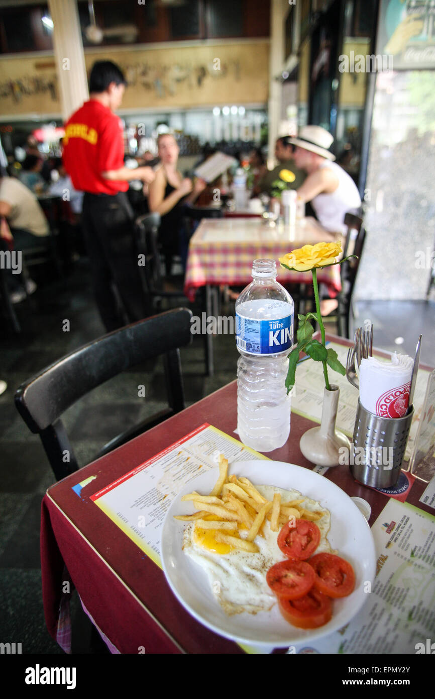 People eating and drinking inside Leopold cafe, Mumbai, India Stock Photo -  Alamy