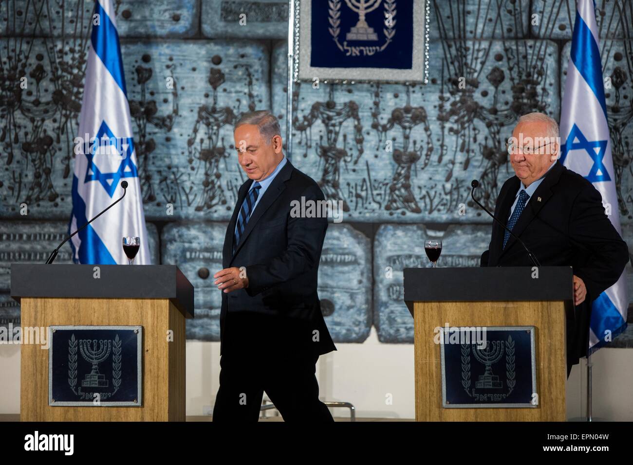 Jerusalem. 19th May, 2015. Israeli President Reuven Rivlin (R) and Prime Minister Benjamin Netanyahu attend a photocall of the new Israeli government at the President's Residence in Jerusalem, on May 19, 2015. © JINI/Xinhua/Alamy Live News Stock Photo