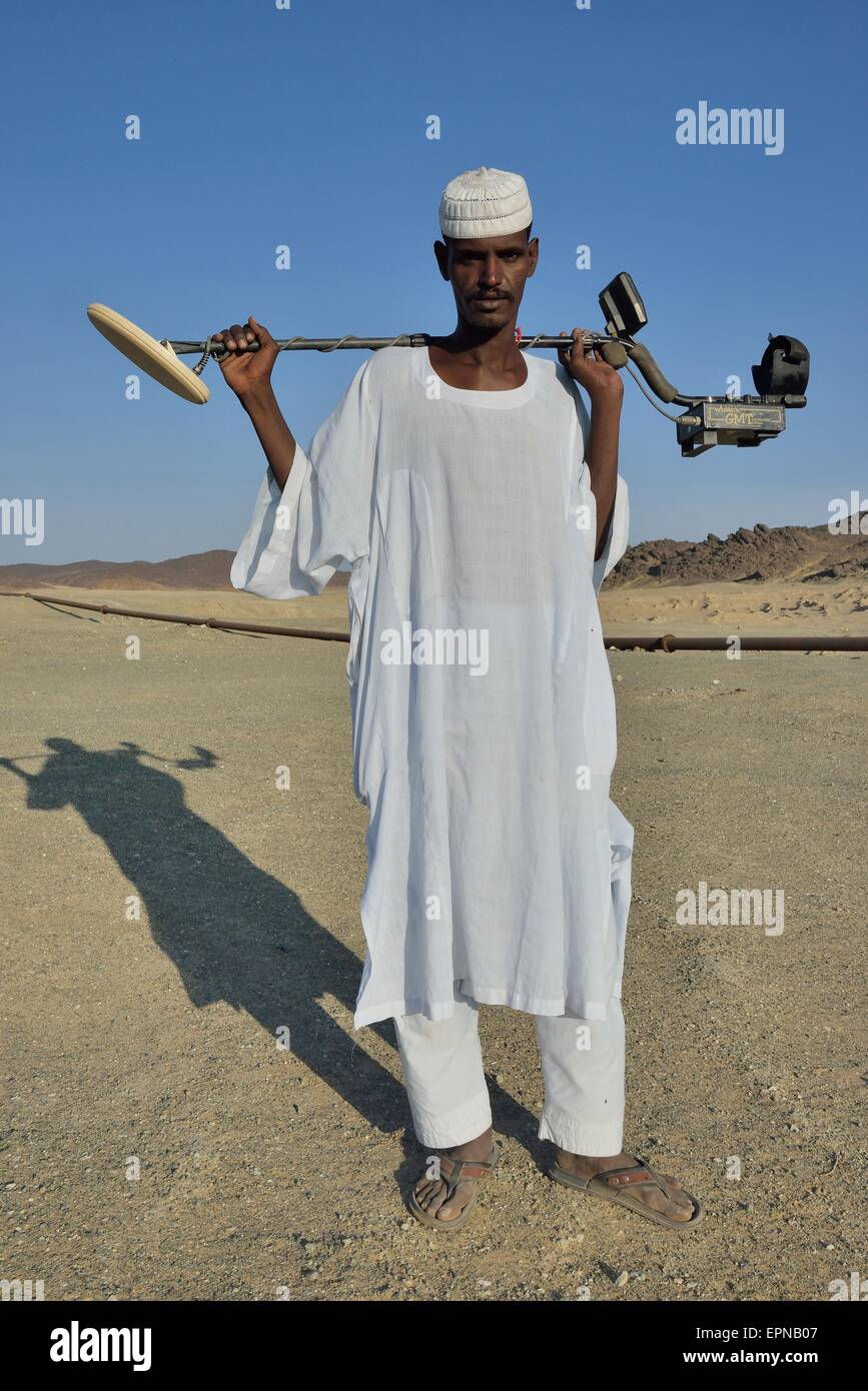 Gold seeker with metal detector, near Abu Sara, Nubia, Sudan Stock Photo