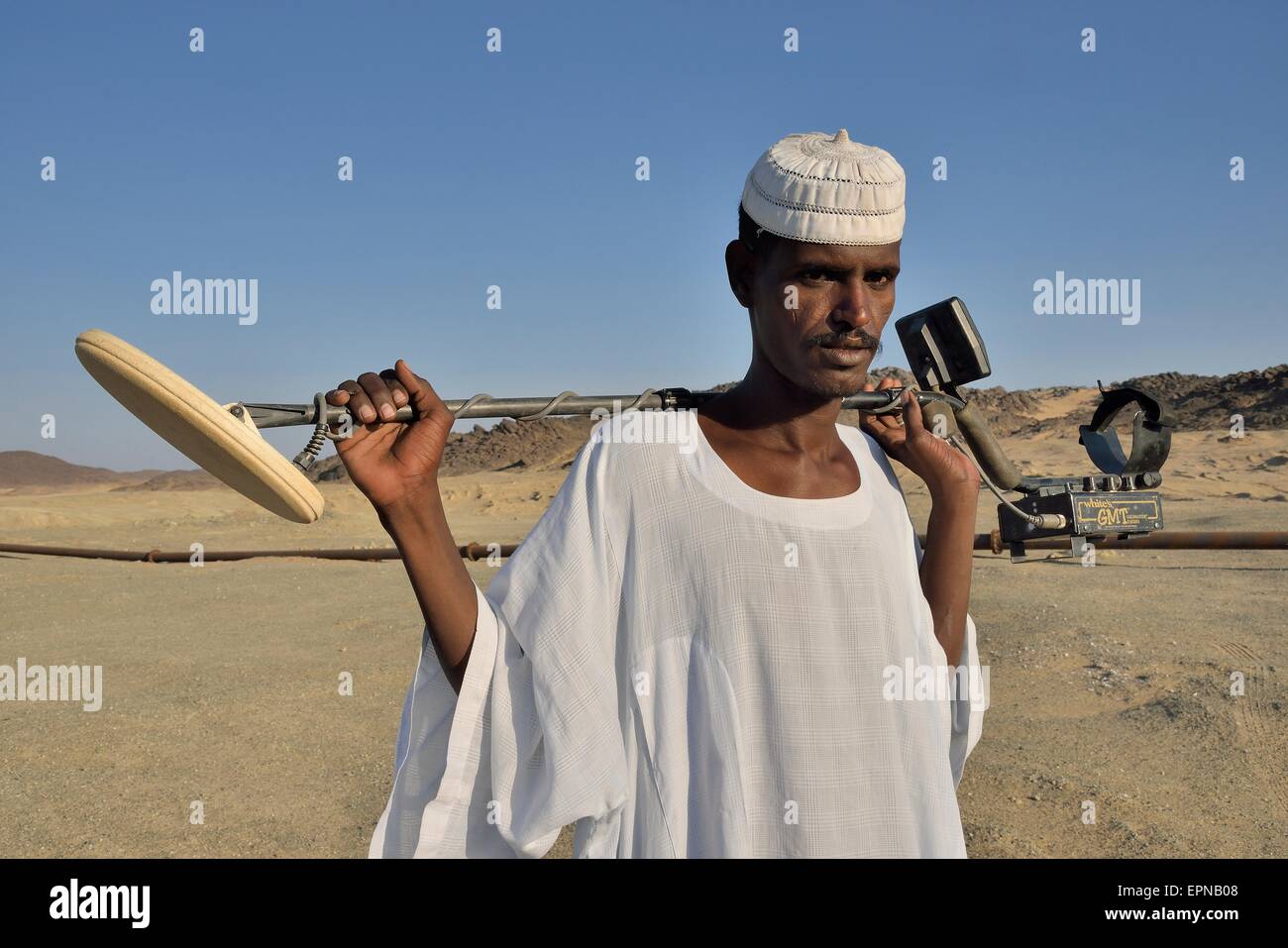 Gold seeker with metal detector, near Abu Sara, Nubia, Sudan Stock Photo