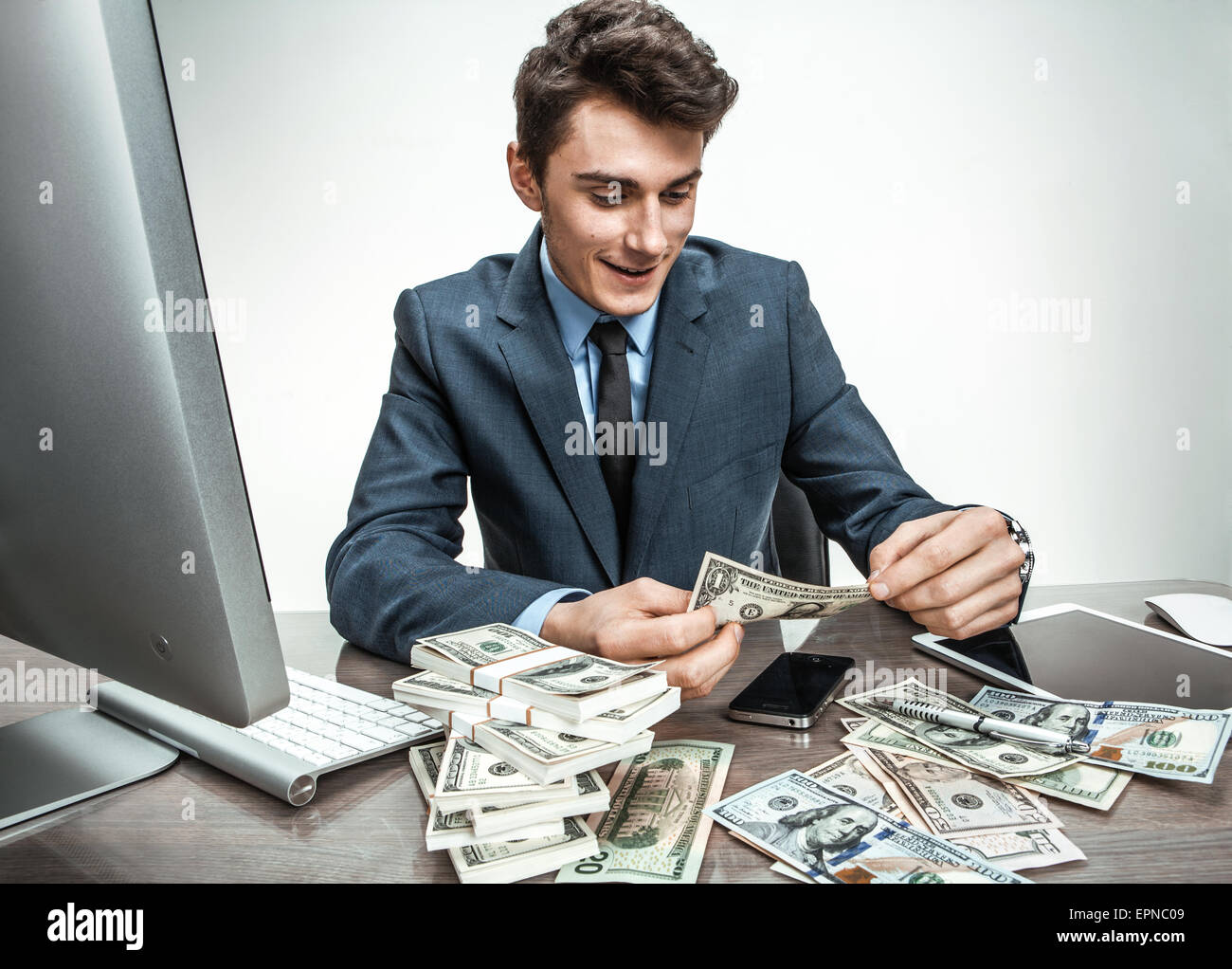 Успешные молодые люди. Портрет продажника. Какой менеджер лучший. Многозадачный человек. Офисный работник.