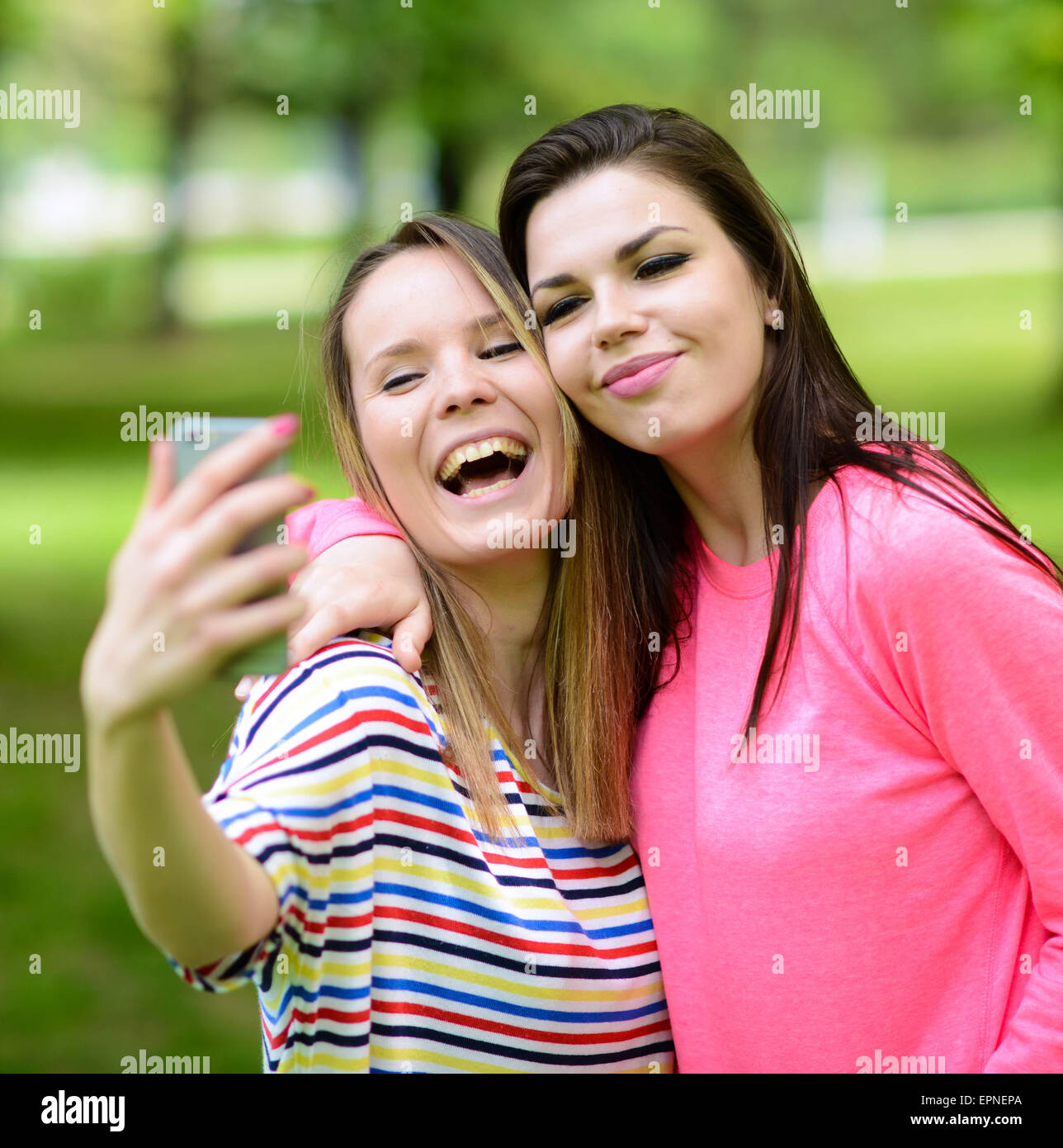 Teen girls posing camera hi-res stock photography and images - Alamy