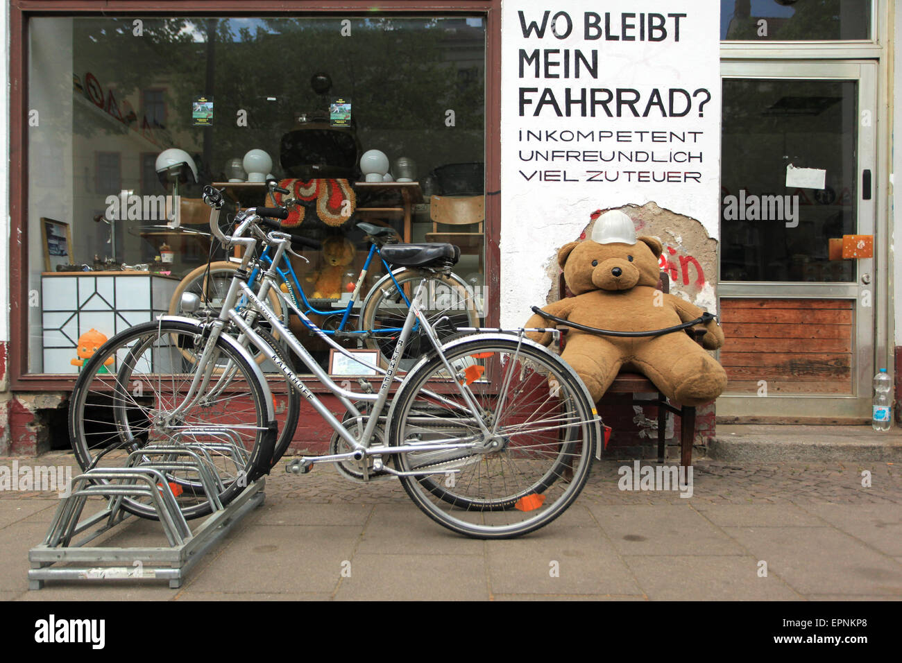 verrader uitlijning geluid Funny second-hand bicycle shop in the Karl-Heine-Straße in Leipzig, Germany  Stock Photo - Alamy