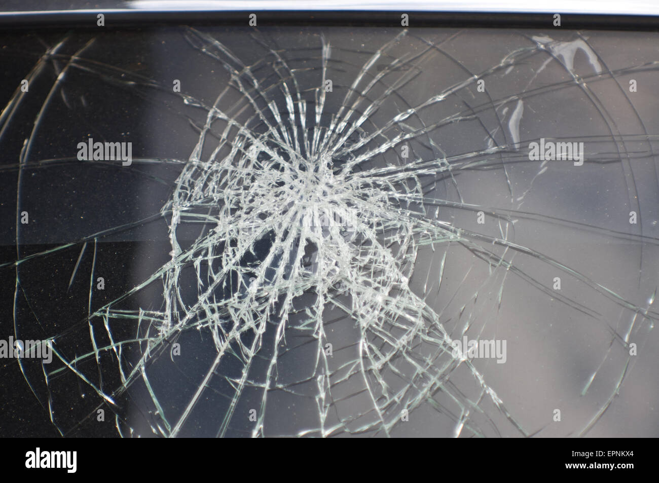 Трещина на зеркале. Треснувшее стекло. Как разбить стекло. Разбил стекло к чему это. Пулевое отверстие в стекле.