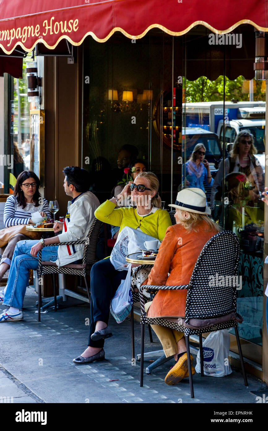People Sitting Outside A Cafe On The King's Road, London, England Stock ...