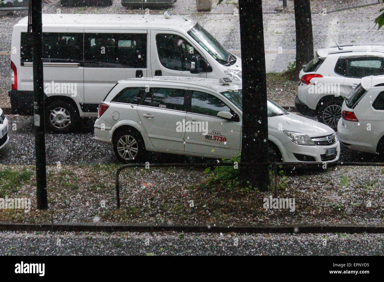 Turin, Italy. 20th May, 2015. A taxi driver looking for a little allotment under a tree during the hailstorm. © Elena Aquila/Pacific Press/Alamy Live News Stock Photo