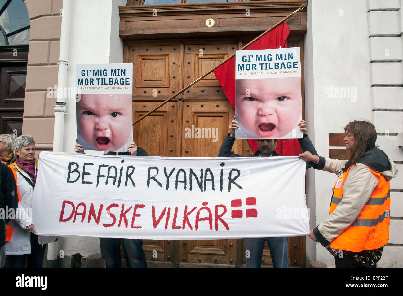 Copenhagen, Denmark, May 20th, 2015: Demonstrators with posters in front of the Labor Court in Copenhagen in the case between Ryanair and The Danish Confederation of Trade Unions regarding local agreements. The text in the posters claims the right to stay home when a child is sick Credit:  OJPHOTOS/Alamy Live News Stock Photo