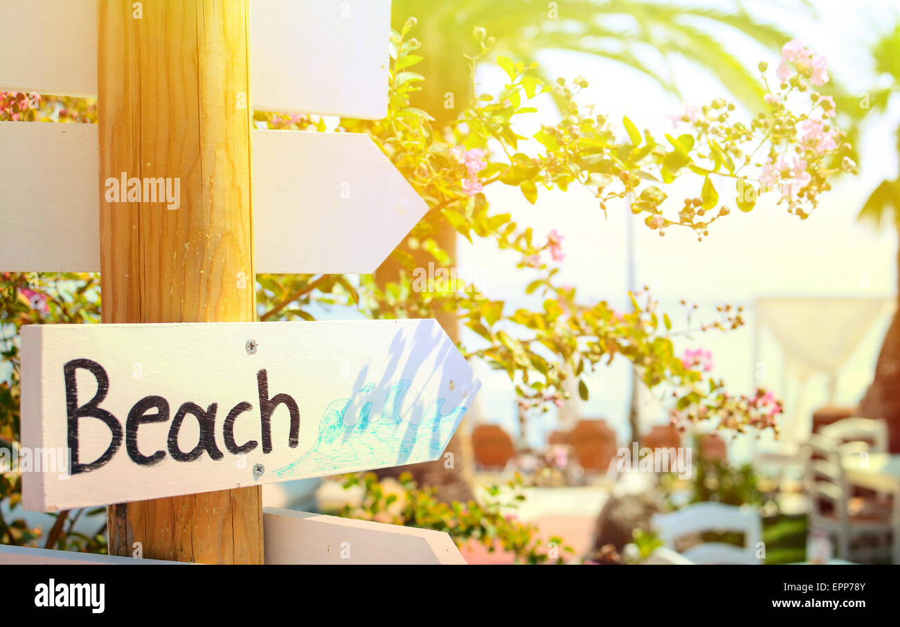 Beach sign pointing at beach Stock Photo - Alamy