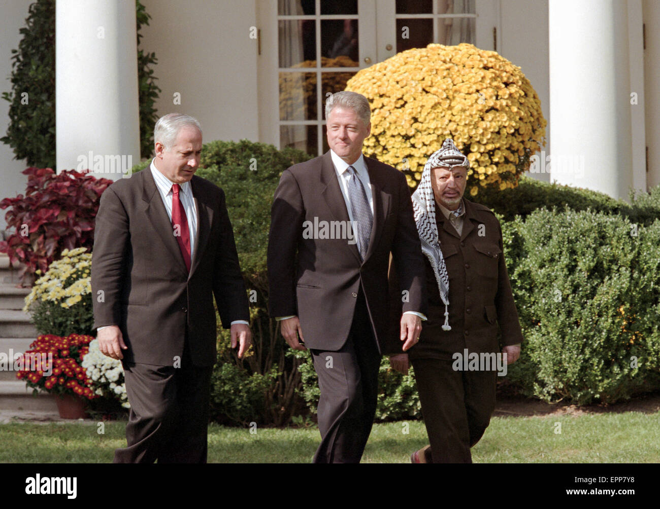US President Bill Clinton with Israeli Prime Minister Benjamin Netanyahu and Palestinian leader Yasser Arafat prior to the Wye River Summit at the White House October 15, 1998 in Washington, DC. Netanyahu and Arafat are meeting in the US to try and revive the Middle East peace accord. Stock Photo