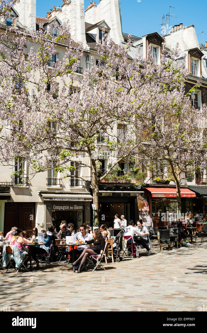 People eating lunch at an oudoor cafe on Rue Mouffetard, Paris, France Stock Photo