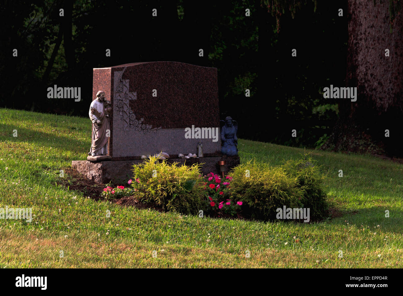 Shell Gravestone A blank christian gravestone with flowers and sea shells Stock Photo ...