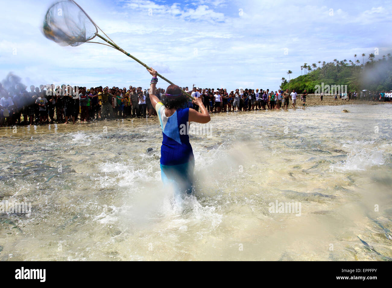 Sangihe, Indonesia. 07th May, 2015. Thousands of people on the island Intata, which is bordered by the Philippines, following the ritual caught fish called mane'e. Tens of thousands of fish called up by means of rituals, then locked using coconut oil, when the lowest tides of the year, the fish and caught together. This tradition has existed since hundreds of years ago, and continue to be held every year. © Ronny Adolof Buol/Pacific Pres/Alamy Live News Stock Photo