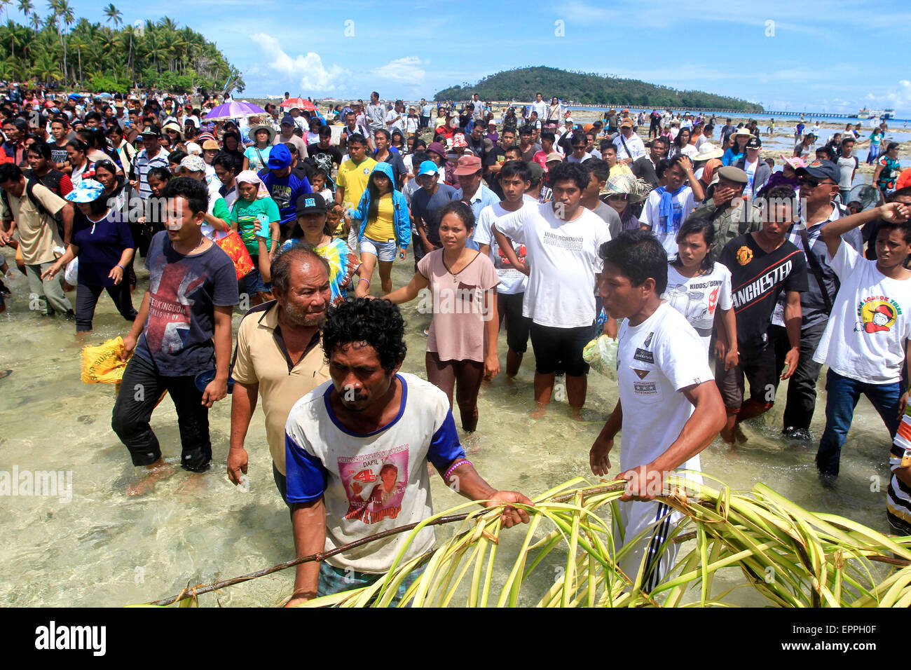 Sangihe, Indonesia. 07th May, 2015. Thousands of people on the island Intata, which is bordered by the Philippines, following the ritual caught fish called mane'e. Tens of thousands of fish called up by means of rituals, then locked using coconut oil, when the lowest tides of the year, the fish and caught together. This tradition has existed since hundreds of years ago, and continue to be held every year. © Ronny Adolof Buol/Pacific Pres/Alamy Live News Stock Photo