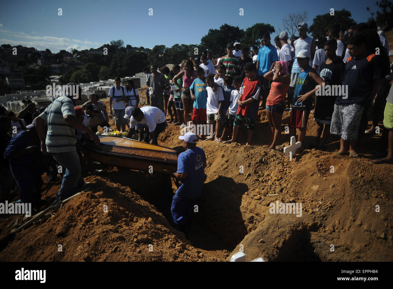 Brazil. 20th May, 2015. Burial of two young men who were killed during the civil police operation last Tuesday in the Morro do Dende, the family and friends were mad to police Wanderson Jesus Martins 24 years and Gilson da Costa Silva 13 years. © Fabio Teixeira/Pacific Press/Alamy Live News Stock Photo