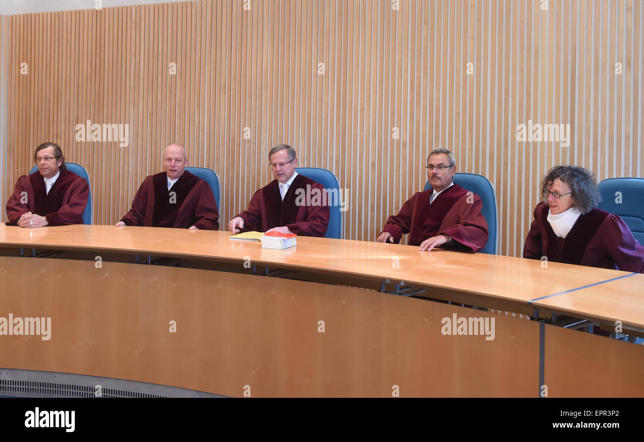 Karlsruhe, Germany. 21st May, 2015. the Third Criminal Division of the Federal Court of Justice (BGH) Jan Gericke (L-R), Juergen Schaefer, Joerg-Peter Becker (chair), Herbert Mayer, and Margret Spaniol announce the verdict in the sentencing of a former African mayor for the genoice in Rwanda in Karlsruhe, Germany, 21 May 2015. According to the verdict, the genocide trial against the former Rwandan mayor for participation in a church massacre must be partly reopened. Photo: ULI DECK/dpa/Alamy Live News Stock Photo