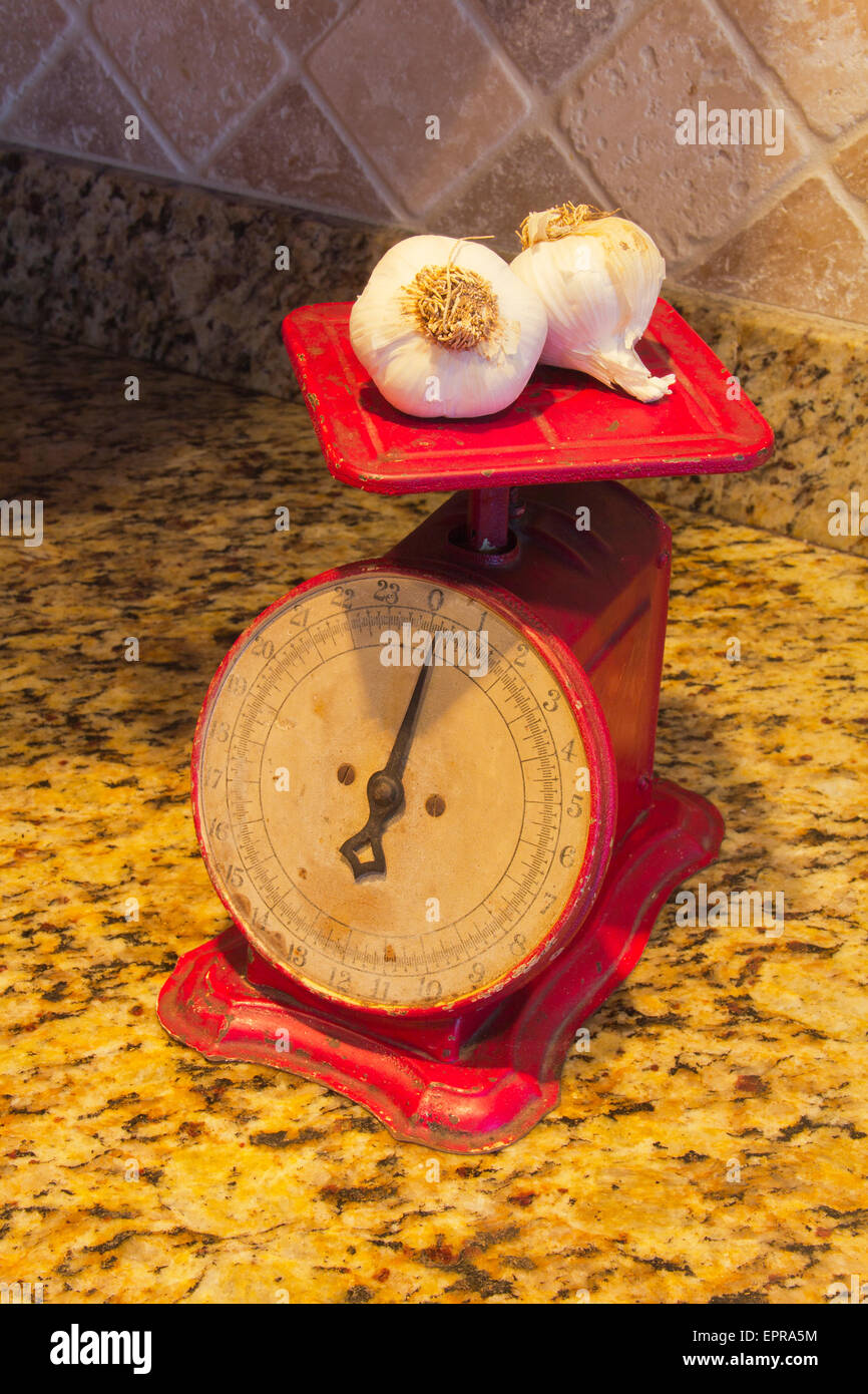 https://c8.alamy.com/comp/EPRA5M/raw-garlic-on-red-antique-scale-to-measure-weight-EPRA5M.jpg