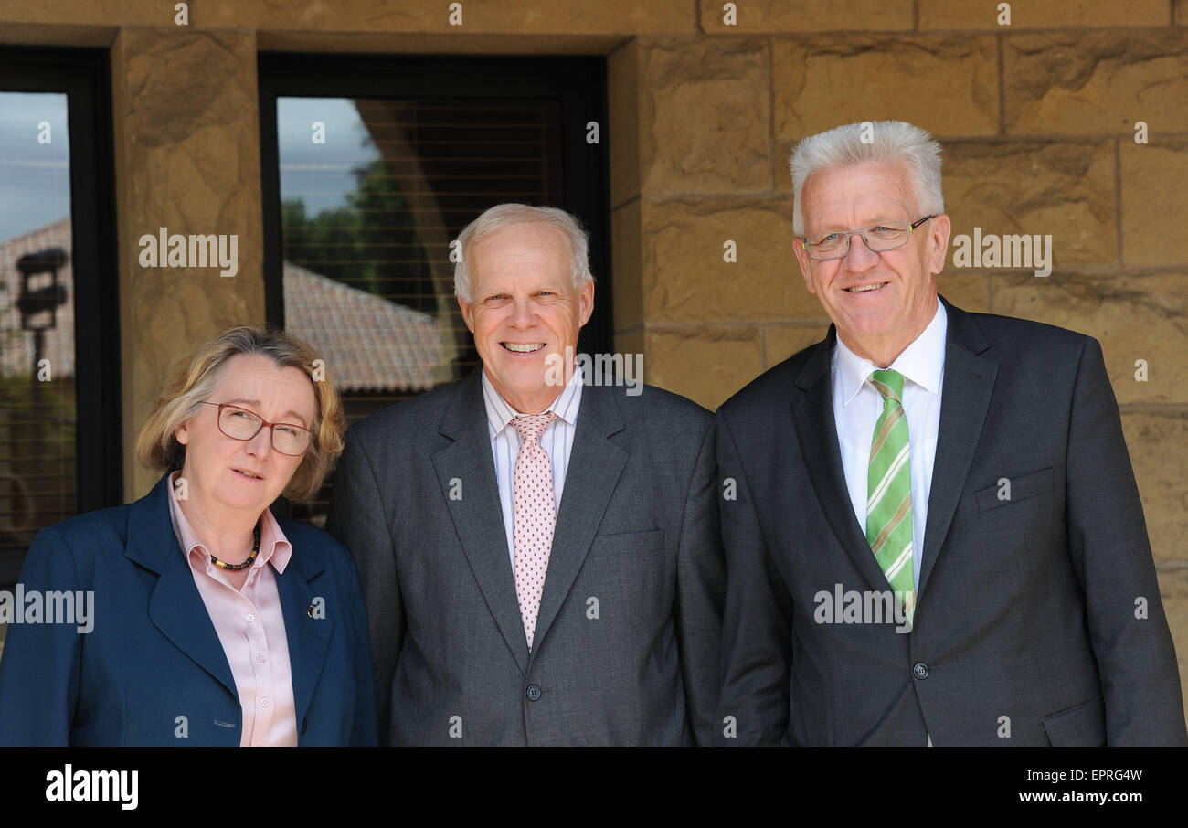Stanford, USA. 21st May, 2015. Winfried Kretschmann (R), Premier of the German state Baden-Wuerttemberg, Theresia Bauer, the state's Minister of Science, and John Hennessy (C), President of Stanford University, pose following talks on the university campus in Stanford, USA, 21 May 2015. Kretschmann is on a four-day visit to California. Photo: Bettina Grachtrup/dpa/Alamy Live News Stock Photo