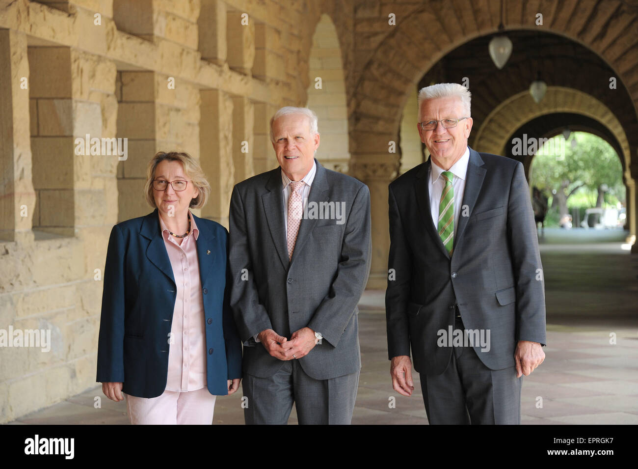 Stanford, USA. 21st May, 2015. Winfried Kretschmann (R), Premier of the German state Baden-Wuerttemberg, Theresia Bauer, the state's Minister of Science, and John Hennessy (C), President of Stanford University, pose following talks on the university campus in Stanford, USA, 21 May 2015. Kretschmann is on a four-day visit to California. Photo: Bettina Grachtrup/dpa/Alamy Live News Stock Photo
