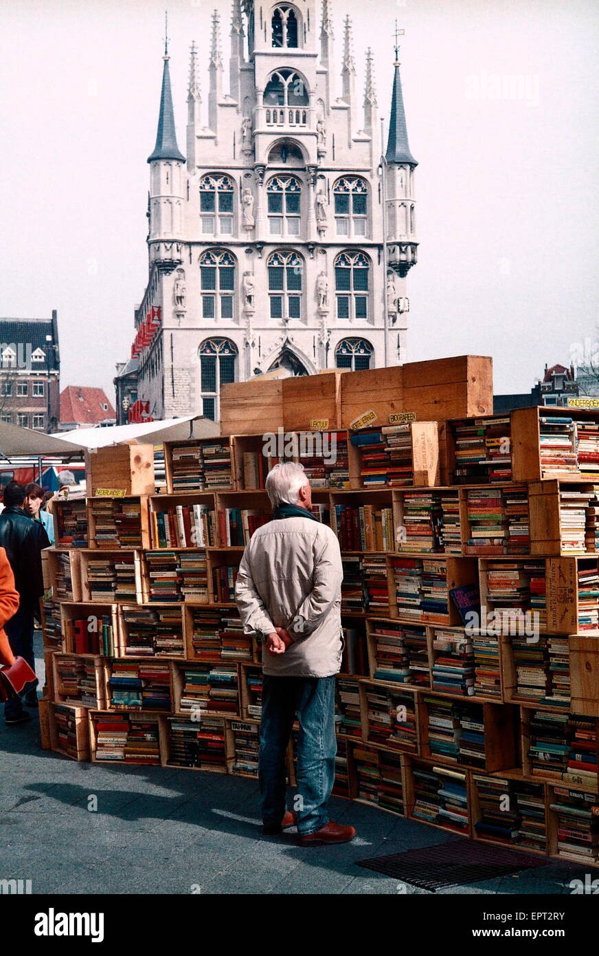 AJAXNETPHOTO. GOUDA, HOLLAND - BOOK WORM - SECOND-HAND BOOKSTALL IN THE MARKET SQUARE WITH SPIRES OF THE GOTHIC 15TH CENTURY TOWN HALL IN BACKGROUND. PHOTO:JONATHAN EASTLAND/AJAX REF:3526 11 1A Stock Photo