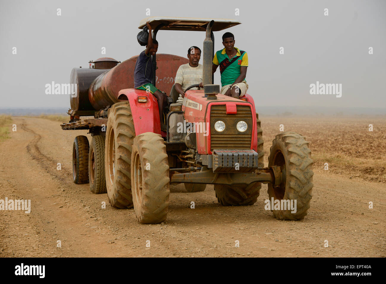 ETHIOPIA Gambela, Abobo, farm land of company Saudi Star Agricultural Development owned by Mohamed al-Amoudi , water transport with tractor / AETHIOPIEN Gambella, Abobo, grosse Farm der Firma Saudi Star Agricultural Development  des Eigentuemer Mohamed al-Amoudi, Wassertransport mit Traktor Stock Photo