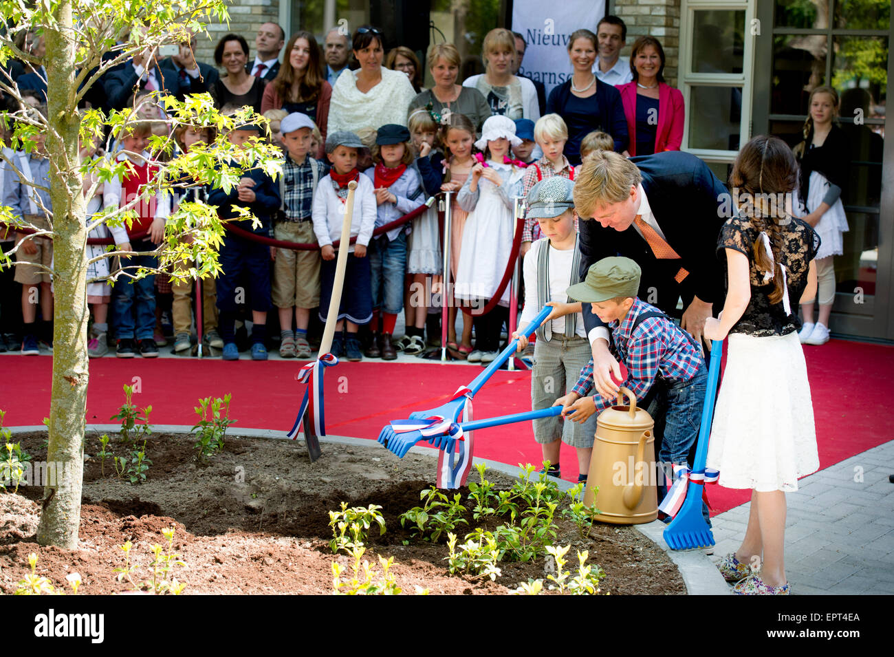 Baarn, The Netherlands. 21st May, 2015. Dutch King Willem-Alexander (3rd R) during the opening of the new building of De Nieuwe Baarnsche School in Baarn, The Netherlands, 21 May 2015, an elementary school for special education. Photo: Patrick van Katwijk/ POINT DE VUE OUT - NO WIRE SERVICE - - NO WIRE SERVICE -/dpa/Alamy Live News Stock Photo