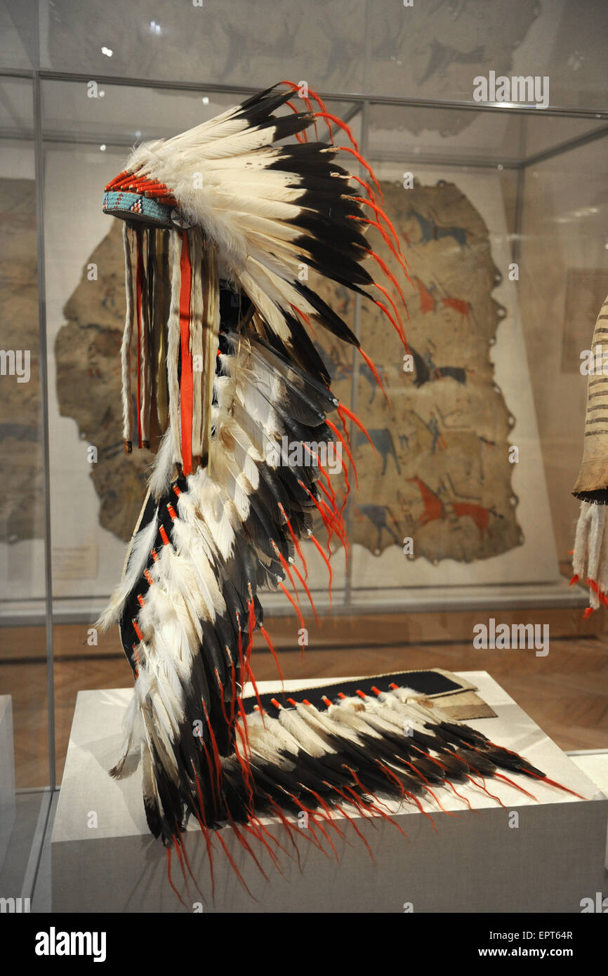 CHICAGO, IL – MARCH 18: Native American Headdress the Chicago Art Institute on March 18,  2012 in Chicago, Illinois Stock Photo