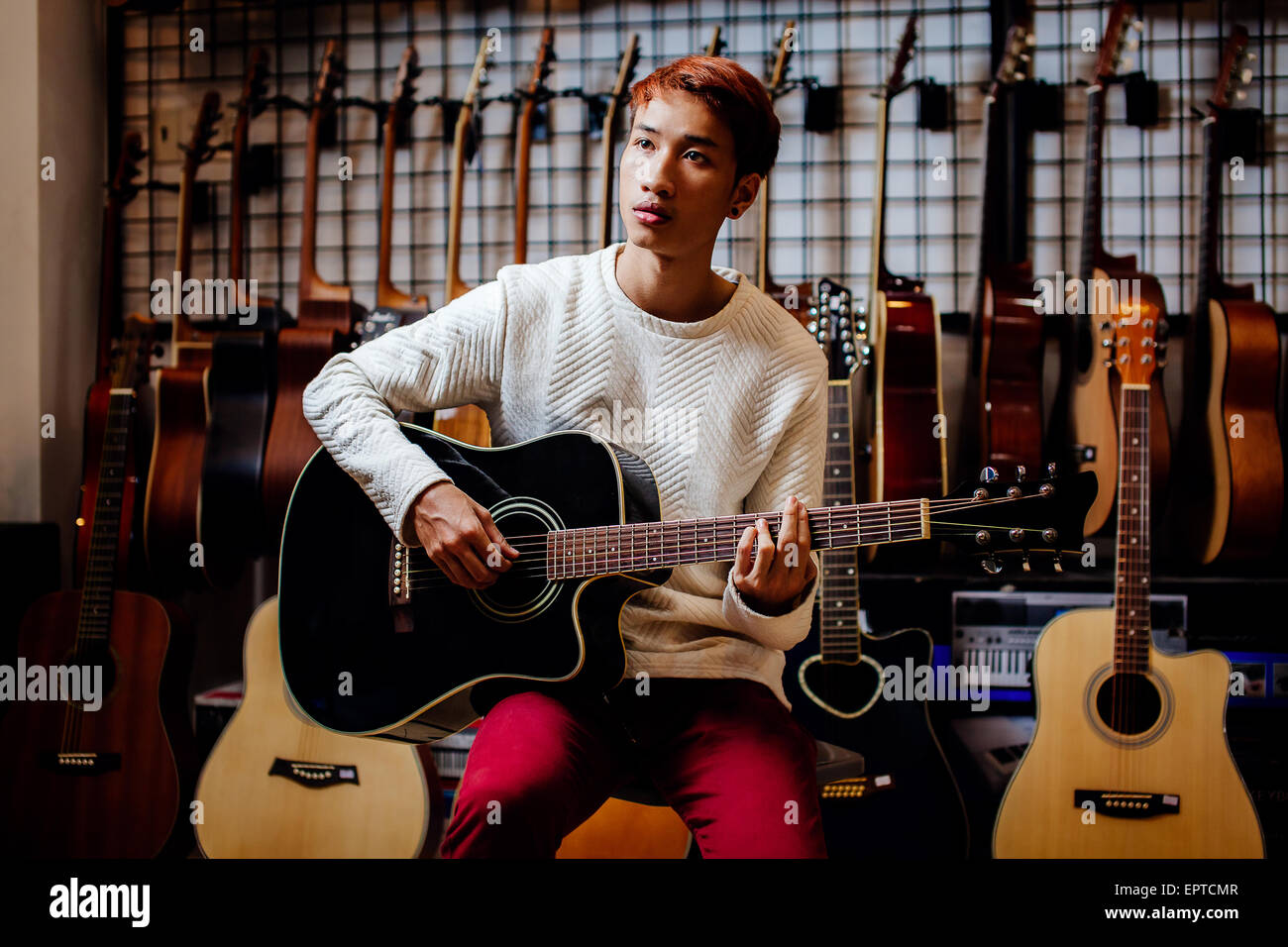 Vietnamese guitar hires stock photography and images Alamy