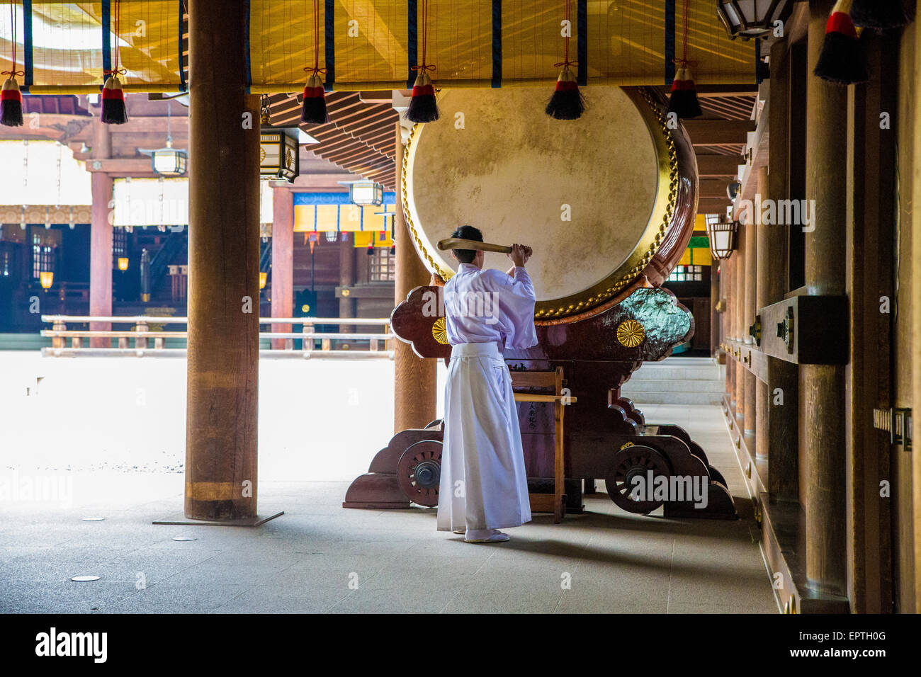 Man Ringing Gong Japan temple gong hi-res stock photography and images - Alamy