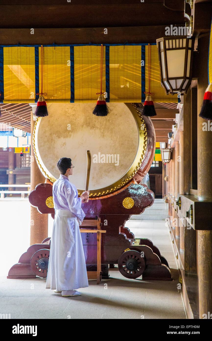 Man Ringing Gong Japan temple gong hi-res stock photography and images - Alamy