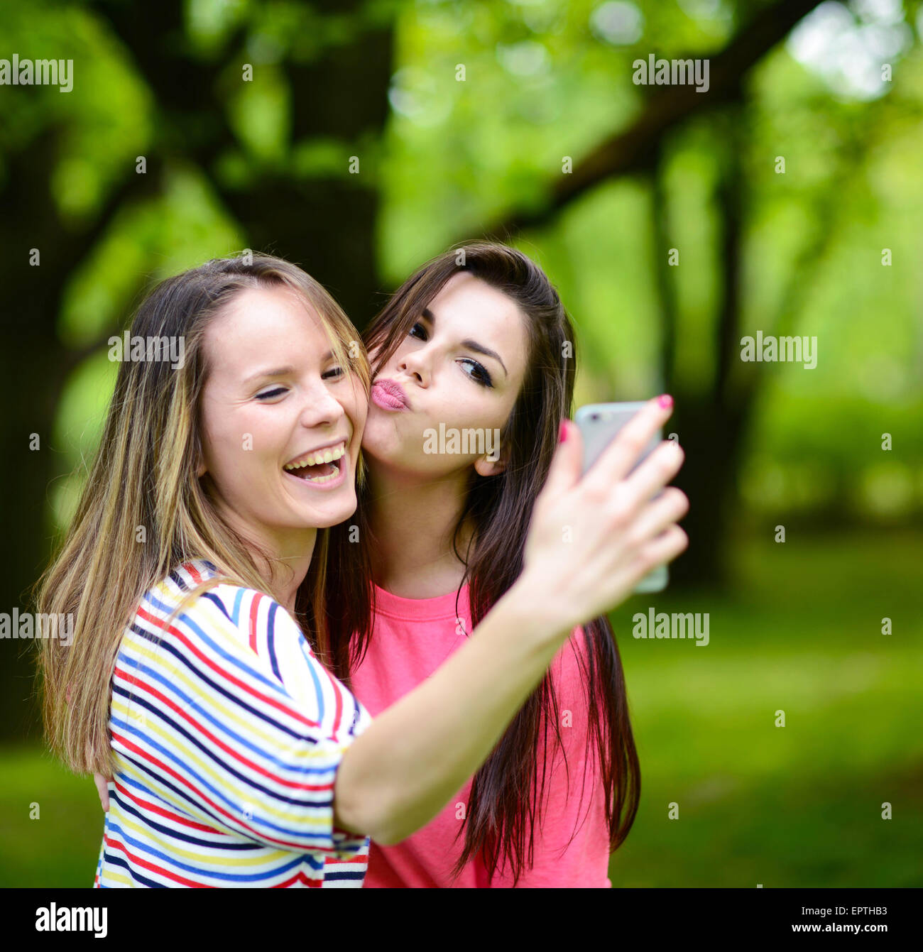 Pose ideas for duos (pt.2) #posesforpicture #bestfriends #posingtips #... |  Mirror Selfies Pose Ideas | TikTok