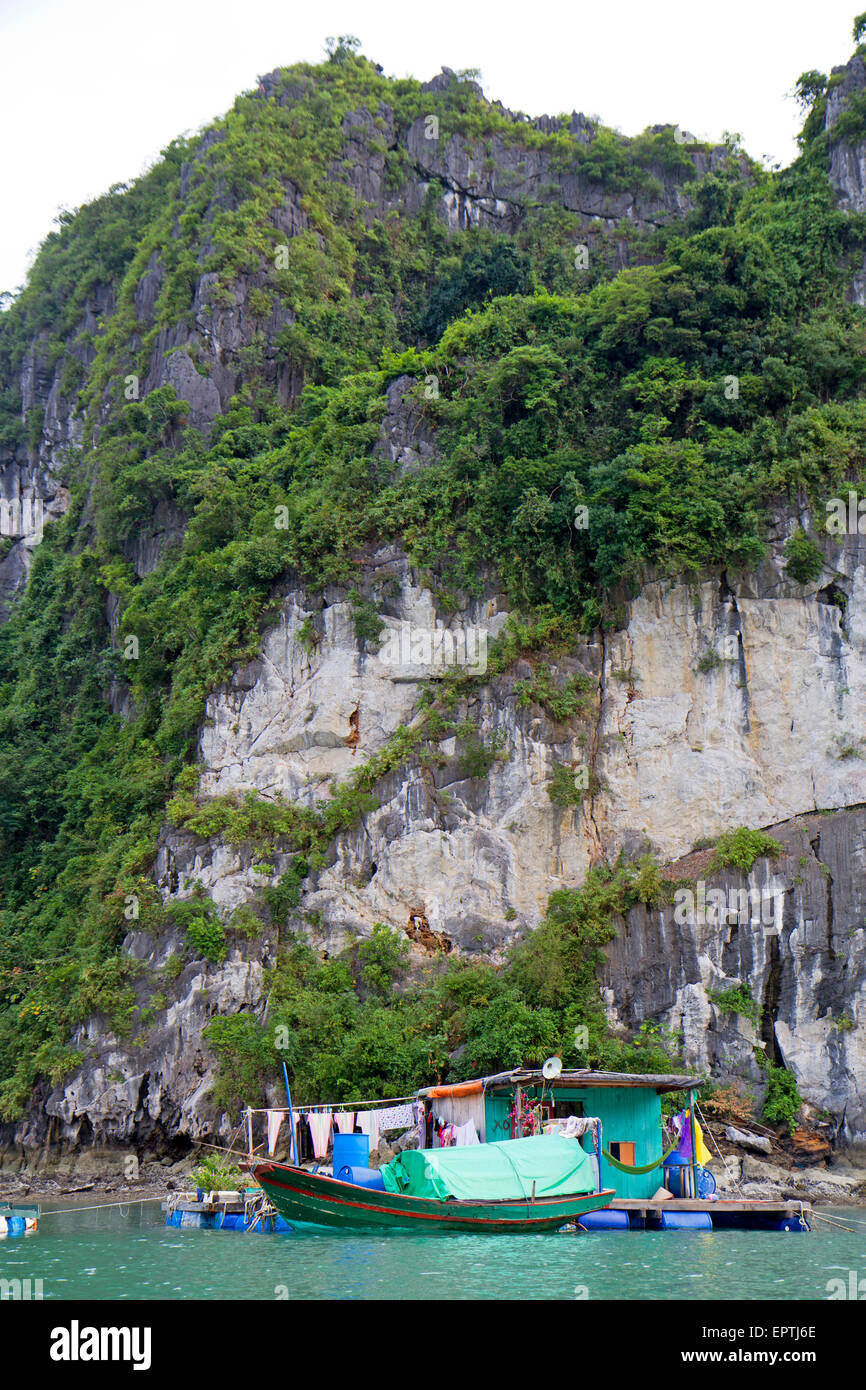 Floating fishing village in Halong Bay Stock Photo Alamy