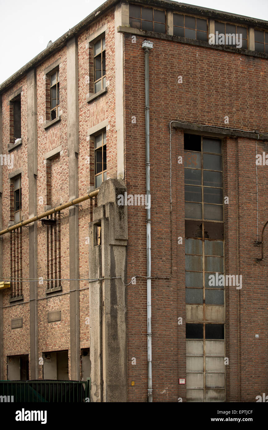 Old brick building with broken windows Stock Photo - Alamy