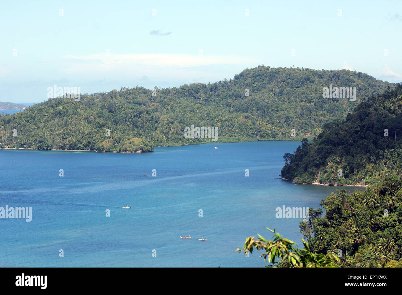 Talaud, Indonesia. 13th May, 2015. ights headlands and bays in Sengsong in Kendahe, Sangir island. - Sangir island in the most northern part of the province of North Sulawesi, has a very beautiful panorama and still awake. The original nature is maintained, because people still live modestly and continue to keep the surrounding environment. Sangir island entered the territory of the district administration Sangihe, which is bordered by the Philippines. © Bios Andi Lariwu/Pacific Press/Alamy Live News Stock Photo