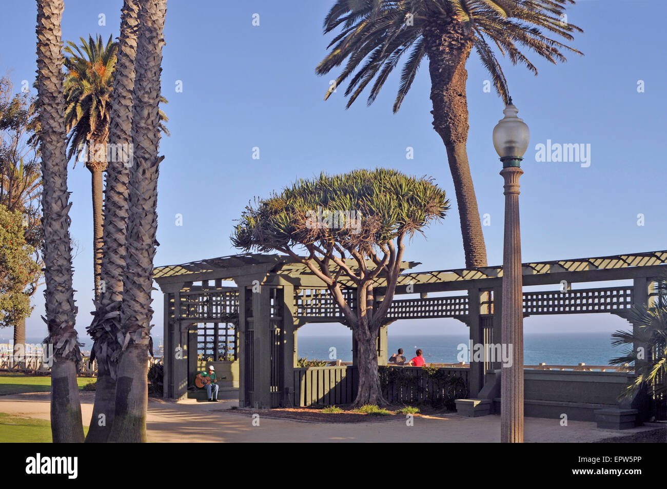 Santa Monica Palisades Park, historic Craftsman-style pergola at Ocean Ave  and Washington, overlooking Pacific Ocean Stock Photo - Alamy